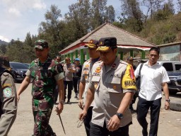 Wakapolda Jatim Cek Kebakaran Hebat Hutan di TNBTS Semeru Lumajang