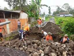 Jalan Rusak ke Hunian Relokasi Erupsi Semeru Lumajang Diperbaiki