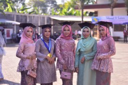 Momen Wisuda Bawa Berkah Bagi Tukang Foto dan Fotografer Pemula