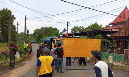 Warga 3 Desa Blokade Jalan di Yowilangun Tolak Truk Pasir Lumajang