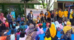 DPR RI Golkar Serahkan Bantuan Beasiswa Korban Erupsi Semeru