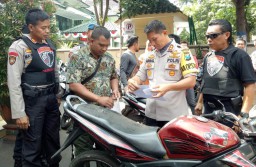 Arsal Sahban Kembalikan Motor Bodong Hasil Razia Tim Cobra Pada Pemiliknya