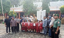 AKBP Arsal Sahban Serahkan Bantuan Karpet ke SD Negeri 04 Klakah