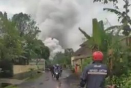 Warga Supiturang Lumajang Panik Aliran Lahar Semeru Kepulkan Asap