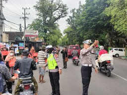 Satlantas Polres Lumajang Atur Lalin Saat Pembagian Takjil Rs Wijaya Kusuma