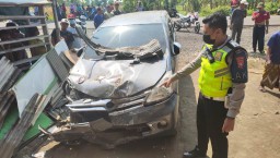 Avanza Tabrak Rumah Warga Wotgalih Lumajang Hingga Rusak Parah