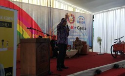 Ayub Khan dan BKKBN Jatim Sosialisasi GenRe Ceria pada Santri Lumajang