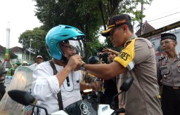 Awal Puasa, Kapolres Arsal Bagi-bagi Takjil dan Helm Gratis