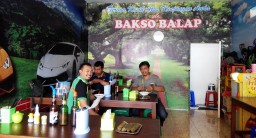 Hemm..!! Lezatnya Bakso Balap di Alun-alun Barat Lumajang