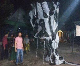 Balon Udara Bawa Ratusan Mercon Jatuh di Depan Rumah Kades Wonorejo Lumajang