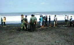 Makan Tumbal, Bocah 15 Tahun Hilang Terseret Ombak Pantai Bambang