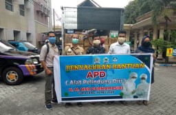 Tim H. M. Nur Purnamasidi Anggota DPR RI Salurkan APD ke RSUD Lumajang