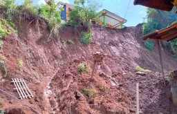 Malam Banjir, Siang Hari Terjadi Longsor di Tempursari Lumajang