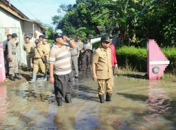 Banjir Rendam Ratusan Rumah, Bupati Lumajang Turun dan Berikan Bantuan