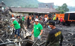 Ansor dan Banser Pronojiwo Ikut Bersihkan Bekas Pasar Terbakar