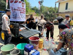 Polres Lumajang Berbagi Air Bersih di Desa Wonoayu