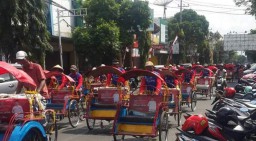 Bupati Lumajang Ajak Abang Becak Jadi Pelopor Keselamatan Berkendara