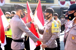 Polres Lumajang Borong dan Distribusikan Bendera Merah Putih