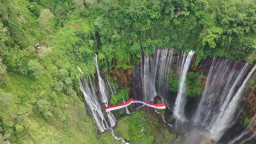 Polres Lumajang Kibarkan Merah Putih 100 Meter di Tumpak Sewu Semeru