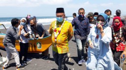 Gerakan Wisata BISA Ajak Warga Jaga Kebersihan Watu Pecak Lumajang