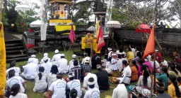 H. M. Nur Purnamasidi Anggota DPR RI Sapa Umat Hindu Pura Agung Amerta Bhuana Desa Pakel