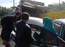 Bruak.! Tabrakan Beruntun 10 Kendaraan di Jalan Kedungjajang Lumajang