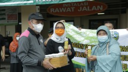 Bunda Indah Serahkan 100 Botol Madu Untuk Nakes Lumajang