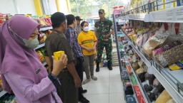 Jelang Lebaran Polisi Cek Makanan Kedaluwarsa di Kedungjajang Lumajang