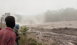 Meterial Letusan Semeru Penuhi Aliran Lahar Curah Kobokan Lumajang