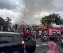 Akibat Konsleting Listrik Gudang Pakan di Desa Karanganom Lumajang Terbakar