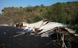 Warung Ikan Bakar di Pantai Dampar Rusak Diterjang Ombak Besar