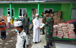 Dandim Lumajang Baksos di Ponpes Darul Mukhlisien Lumajang