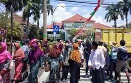 Konflik Lahan, Ratusan Warga Pandanwangi Demo Depan Pemkab Lumajang