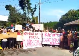 Warga Desa Condro Lumajang Demo Akibat Jalan Rusak