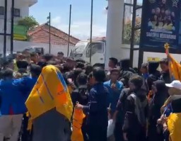 Demo PMII Depan Kejaksaan Negeri Lumajang Sempat Ricuh