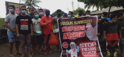 Deni DPRD Lumajang Bagikan Masker Pegunjung Wisata Pantai Watu Godek