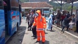 Cegah Corona, Dishub Lumajang Semprot Disinfektan Terminal MPU