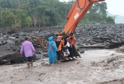 Viral! Evakuasi Tim Dokter Muter Terjebak Banjir Lahar Semeru Lumajang