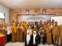 Berbasis Teknologi, Dosen STKIP PGRI Lumajang Gelar PKM di SMP Negeri 1 Senduro