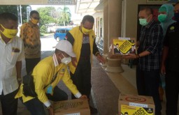 DPD Golkar Lumajang Bantu APD ke RSUD dr. Haryoto