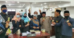 Efek Corona, DPRD Lumajang Bontot Singkong Rebus saat Rapat Paripurna