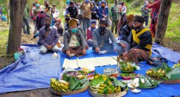 Do'a Dukun Adat Ranu Pani Lumajang Awali Pendakian Semeru