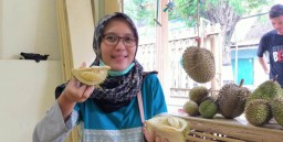 Firda Cewek Cantik Berburu Nikmatnya Durian Mini Wonolopo Lumajang