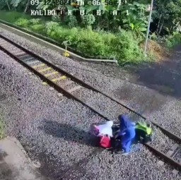 Nyaris Tertabrak, Emak-Emak Terobos Rel Kereta Api di Jatiroto