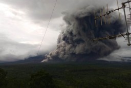 Gunung Semeru Lumajang Kembeli Semburkan Abu Vulkanik