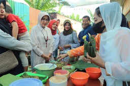 Bunda Indah Puji Event "Dodolan Kampung" RW 005 Ditotrunan Lumajang