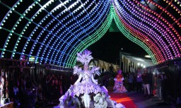 Jembatan Pelangi Jadi Arena Fashion Show Busana Daur Ulang Sampah