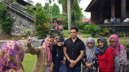 Ferlyanto Artis FTV Jadi Buruan Foto Selfie Wisatawan Pura Mandara Giri