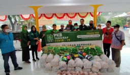 Fraksi PKB Lumajang Bagikan Sembako pada Warga Terdampak Covid 19