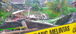 Rumah di Pronojiwo Lumajang Tiba-tiba Ambruk 1 Orang Meninggal Dunia